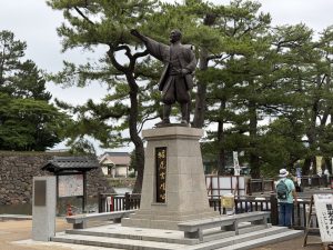 堀尾吉晴公の銅像