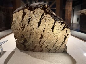 刻印が残る天守の古材