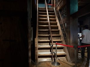 松江城天守の急な階段